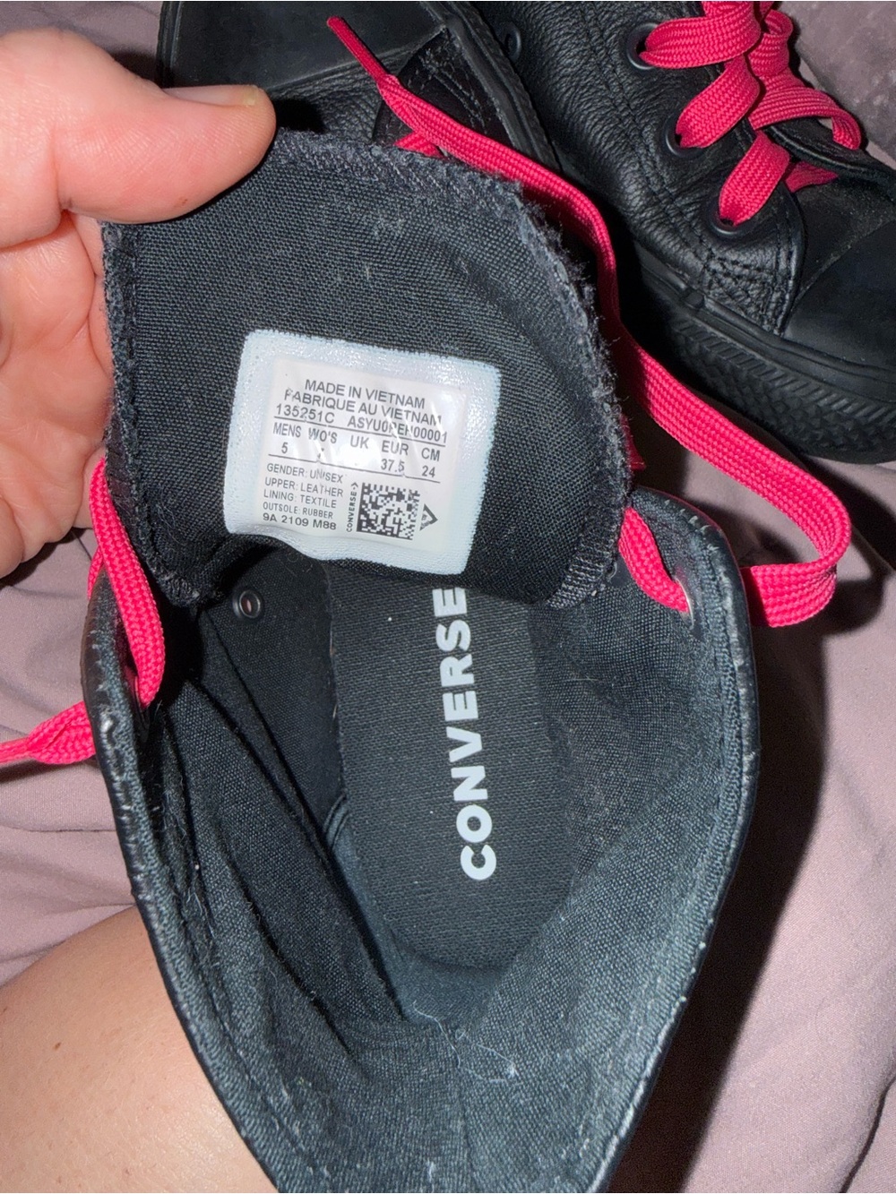 Black leather chuck converse Sneakers with Hot Pink Laces - Picture 5 of 6